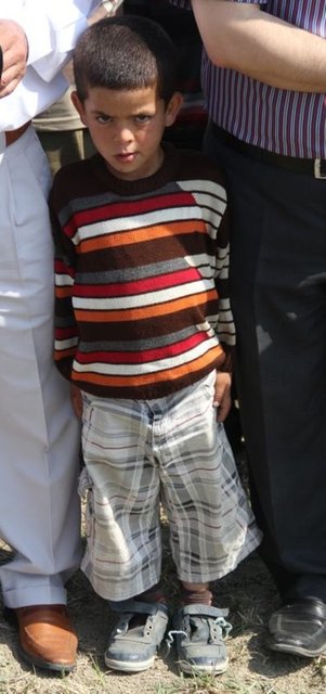 Adana Müftüsü Arif Gökce'nin, cenaze namazını kıldıracağı sırada minik Osman dayısının Türk bayrağına sarılı tabutuna yaklaşarak beklemeye başladı.