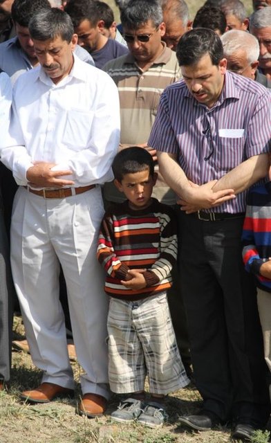 Daha sonra namazın başlamasıyla minik Osman, büyüklerinin yanına geçip saf tuttu.