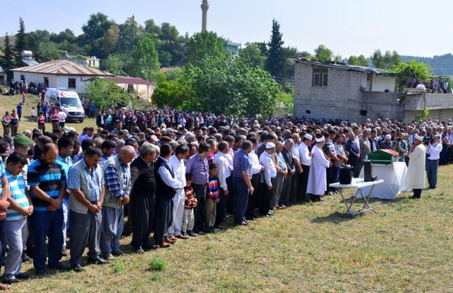 Burada binlerce kişinin katılımıyla cenaze töreni yapıldı.