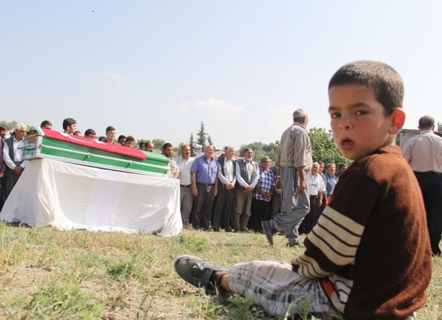 Minik Osman, basın mensuplarına da, "Dayım öldü o yüzden ağlıyorum" dedi.