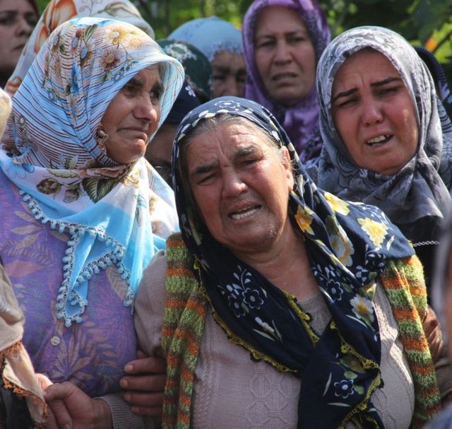 Anne Naciye Çelik, oğlunu burada son kez gördükten, gözyaşları arasında, "Oğlum kömür olmuş. Manisa'nın dağlarında oğlum kayboldu. ev almak için gittin, kömür olup döndün. Oğlum Ahmedim sana kıyamam" diyerek feryat etti.