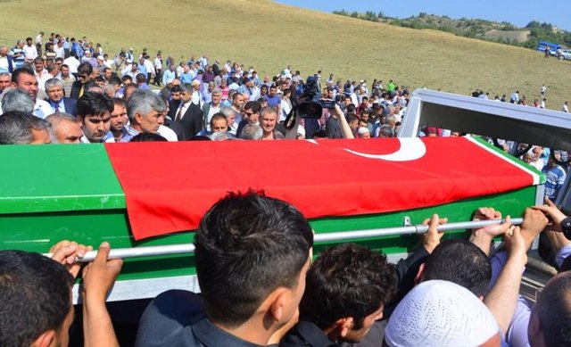 Ahmet Çelik'in cenazesi Türk bayrağına sarılı tabuta konulup Sarıçam ilçesine bağlı Karlık Köyü'nün Torunlar Mahallesi'ndeki baba ocağına getirildi.