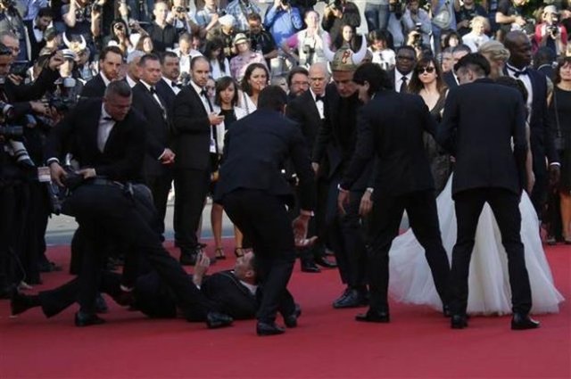 Gözaltına alınan sunucunun bu eyleminin cezasının 6 ay hapis olduğunu ya da 5000 dolar kefaletle serbest bırakılacağını açıkladı.