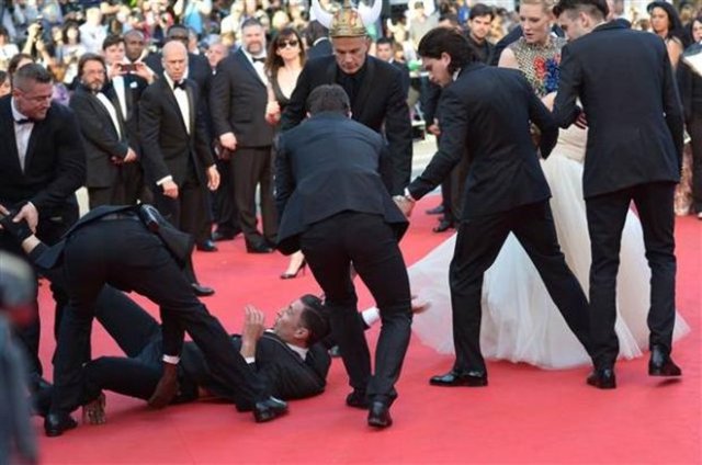 Saldırgan koruma görevlilerin araya girmesiyle Ferrera'nın eteğinin altında sürüklenerek çıkarıldı.