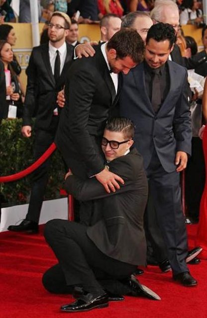 Sedyuk Ocak ayındaki bir ödül töreni sırasında Bradley Cooper'ın önünde diz çöktü ve bacaklarına sarıldı.