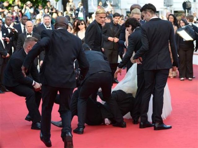 Animasyon filmi "How to Train Your Dragon 2" filminin gösterimi öncesi filmin seslendirme sanatçılarından biri olan America Ferrera (30) kırmızı halıda yürürken kimliği bilinmeyen bir erkek sanatçıya saldırdı.