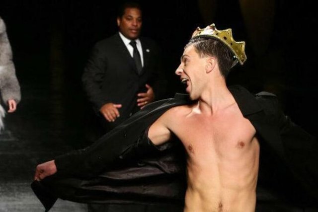 Daha sonra New York moda haftasında Sedyuk leopar tanga ile başında taç ile podyuma çıktı.