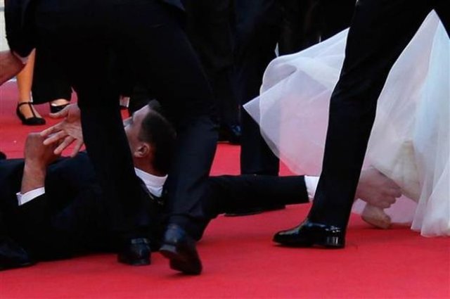 Korumalar tarafından Ferrera'nın eteğinin altından sürükleyerek çıkarılan kişi Ukraynalı sunucu Vitali Sedyuk çıktı. 1+1 televizyonu için çalışan Sedyuk daha önce de kırmızı halı etkinliklerinde benzer skandallara imza attı.