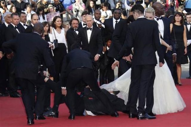 Ancak saldırgan bu kez Ferrera'nın bacağını yakalayınca sanatçının paniğe kapılmasına yol açtı.