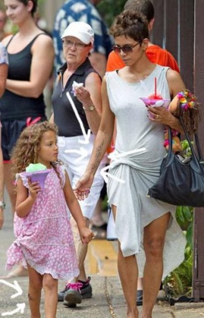 Kendi hayatına ve beslenmesine çok dikkat eden Berry'nin, hastalığın kalıtsal özelliğini de göz önüne alarak kızı Nahla'ya küçük yaşta sıkı bir diyet uyguladığı konuşulmuştu.