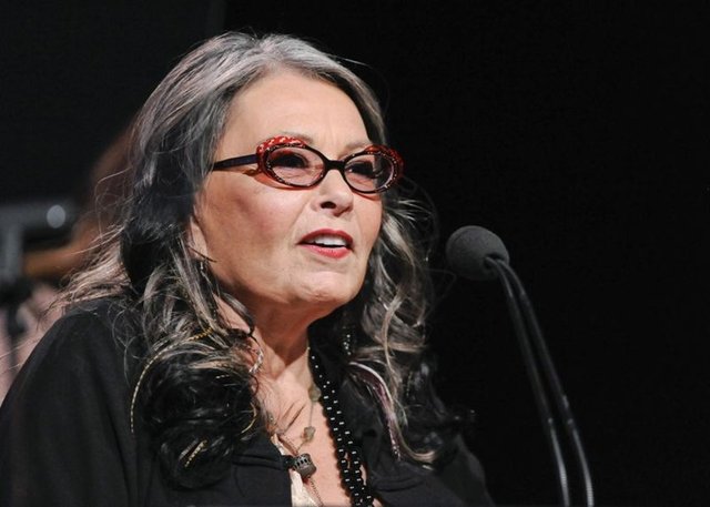 Roseanne Barr bu durumun bazı açılardan kendisini üzdüğünü de sözlerine ekledi: "Kitap okumayı çok seviyorum" diyen oyuncu "ileride tamamen göremez olduğunda bu iş için birini tutabileceğini" sözlerine ekledi.