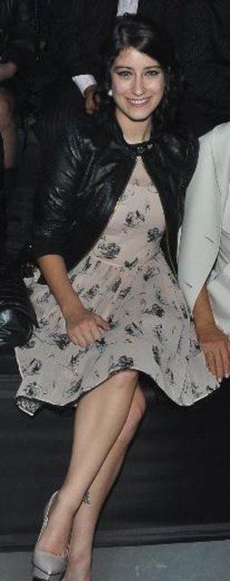 Büyük stres yaşayanların muzdarip olduğu tırnak yeme Beren Saat, Cem Yılmaz gibi ünlülerin tedavi gördüğü biliniyor. Kaya da yardım almayı düşünüyor.