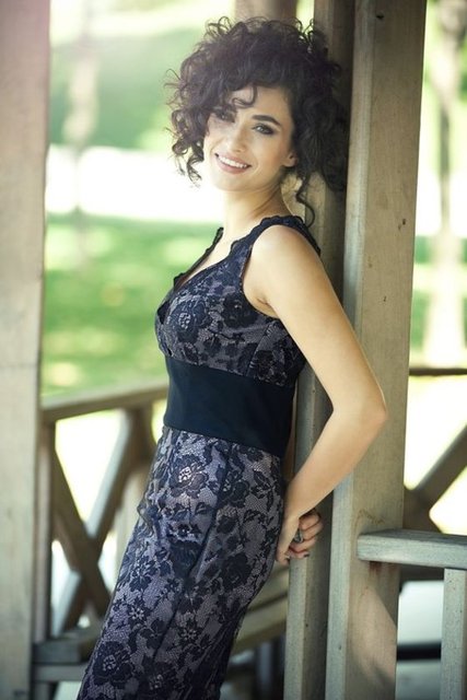 "Yaşadığım en talihsiz olay, bir kez saçımı boyatmak oldu. Saç boyasına karşı yüksek derecede alerjim var. Boyadığımda çok ciddi rahatsızlık geçiriyorum." (BUGÜN)