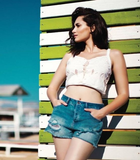 Şu aralar Mehmet Aslantuğ ile rol aldığı yeni projesi için kamera karşısına geçen ünlü oyuncu, tıpkı Beren Saat gibi saç rengini değiştirmeyenlerden.