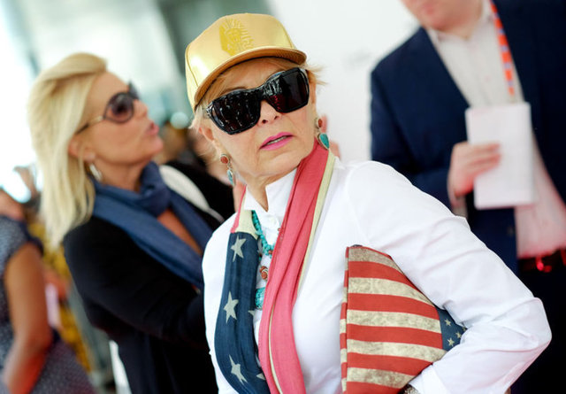 Barr, makula dejenerasyonu ve halk arasında göz tansiyonu olarak bilinen glokom hastalığı sebebiyle şu anda kesin olarak bilinmeyen bir zamanda görüşünü tam olarak kaybedeceğini açıkladı.