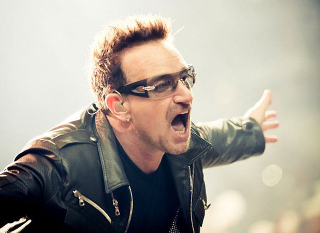 BONO SONUNDA AÇIKLADI  İrlandalı rock grubu U2'nin solisti Bono, 20 yıldır glokom hastası olduğunu, bu nedenle sürekli güneş gözlüğü taktığını söyledi.