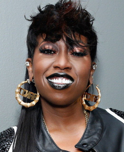 Missy Elliot Graves Hastalığı'na sahip.