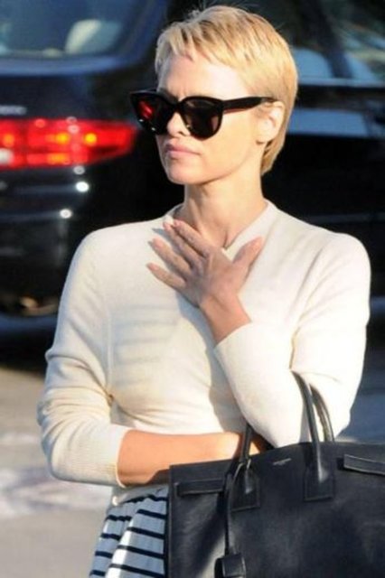 Pamela Anderson, 2002 yılında Hepatit C'ye yakalandığını açıklamıştı. Eski eşi Tommy Lee'nin hastalığın taşıyıcısı olduğu ve Anderson'ın da aynı iğneyle dövme yaptırdığı için hastalığa yakalandığı açıklanmıştı.