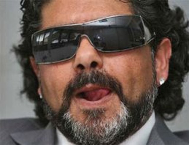 Arjantinli ünlü futbol yıldızı Maradona'ya büyük benzerliği ile dikkati çeken 'Abi Atıcı' olarak tanınan Abdulkadir Atıcı ile fotoğraf çektirip bunu sosyal medyada paylaşınca 'Ti'ye alındı.