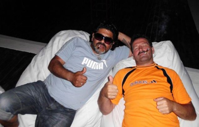 Robbie Williams'ı karşısında görünce şaşırdığını, kendisini Maradona zannederek öptüğünü birlikte fotoğraf çektirip gittiğini daha sonra bunu takipçileri ile paylaştığını söyledi