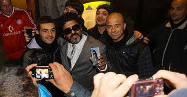 Futbolu çok sevdiğini futbol efsanesi Maradona'ya benzemekten son derece mutlu olduğunu belirtti.