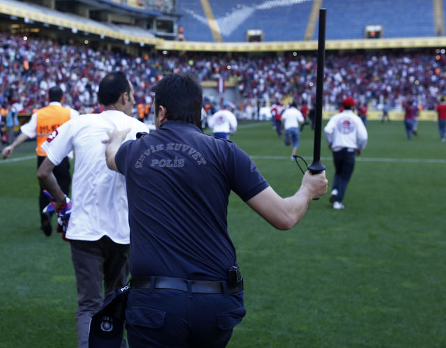 Güvenlik güçleri, Kızıltoprak yönünde barikat oluşturup, geçişleri kontrol altına aldı.
