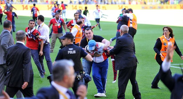 Güvenlik görevlilerinin çabalarına rağmen, yaklaşık 50 Mersin İdmanyurdu taraftarı, saha içinden geçerek güvenlik gerekçesiyle Türk Telekom kale arkası tribününe alınan Samsunspor taraftarlarının olduğu bölüme kadar geldi.