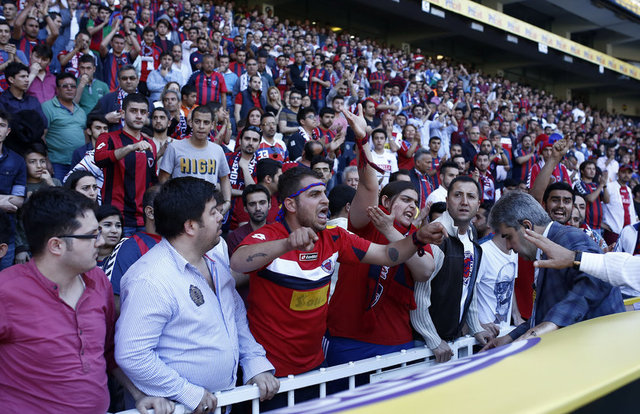 Bu esnada karşılıklı küfürlü tezahüratlar yapılırken, Migros kale arkası tribününden çok sayıda Mersin İdmanyurdu taraftarı sahaya girdi.