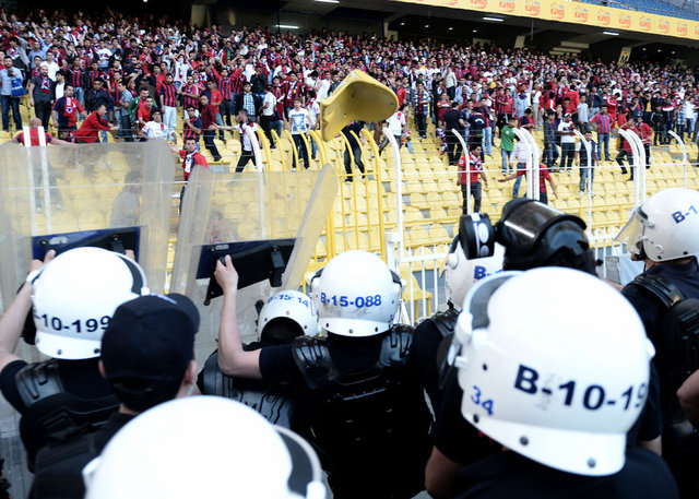 - Polisin yaptığı müdahalenin ardından ortam sakinleşirken, Mersin İdmanyurdu taraftarları, cezalı oldukları için tribünde kadın ve çocuklar dışında Samsunspor taraftarının yer almaması gerektiğini savunarak, uzun süre tezahüratta bulundu.