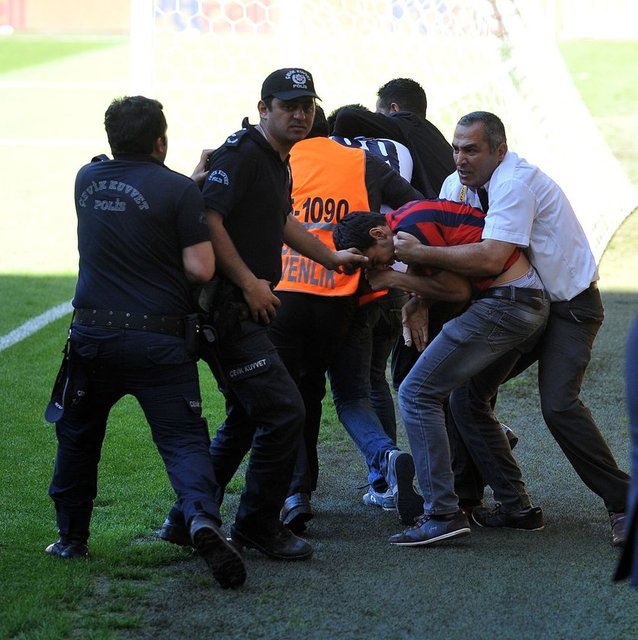 Mersin İdmanyurdu taraftarları için ayrılan Fenerium alt tribünde formalarıyla yer alan Samsunspor destekçileri, taraftarlar arasında sert diyalogların geçmeye başlamasıyla, Türk Telekom kale arkası tribününe alındı.