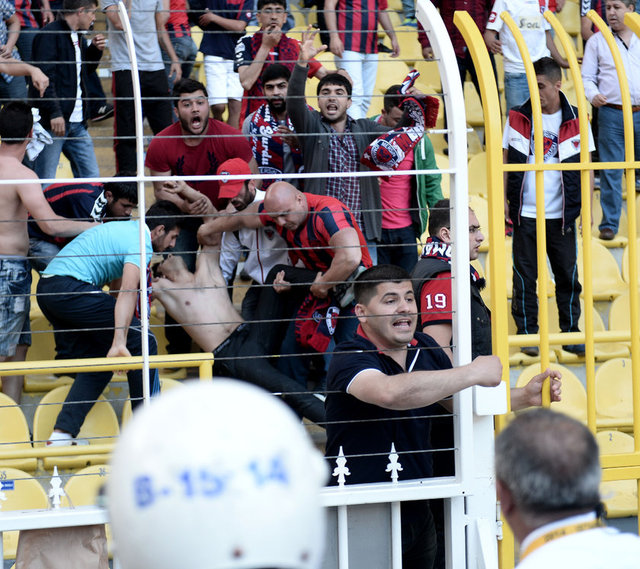 Ancak Mersin İdmanyurdu taraftarları içinde bilet alan yaklaşık 500 Samsunspor taraftarı, ortamın gerilmesine neden oldu.