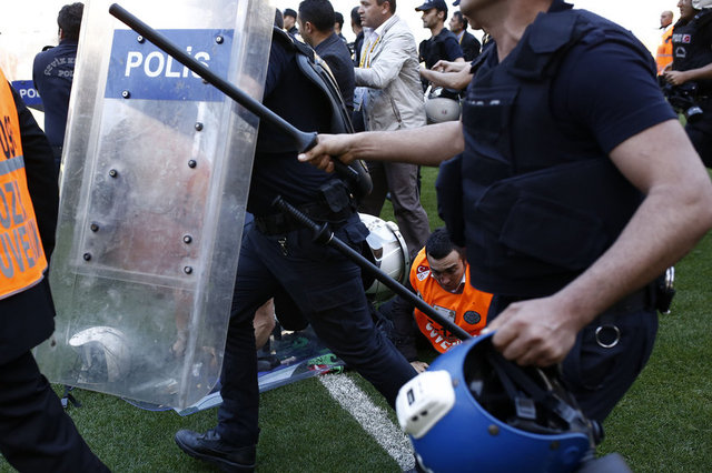 Çevik kuvvet ekipleri, Mersin İdmanyurdu taraftarlarını güç kullanarak yeniden saha içinden çıkarttı. Bu esnada taraftarlarla polis arasında da gerginlik devam etti.