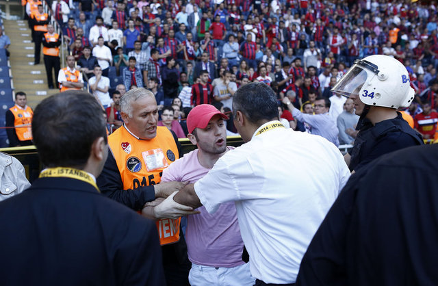 - Bir grup Samsunspor taraftarı, protokol tribünü girişinin bulunduğu ve Mersin İdmanyurdu taraftarlarının da giriş yaptığı bölüme doğru hareketlendi.