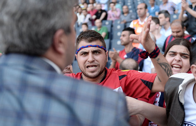 - Grubun dağılmaması üzerine, çevik kuvvet ekipleri, TOMA ile su sıkarak taraftarları dağıtmaya çalıştı.