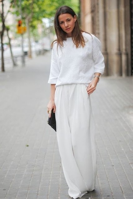 Beyaz ceket-beyaz pantolon ya da beyaz ceket-beyaz elbise şeklinde giymek, her zaman şık olmanızı sağlayacak basit ama etkili yöntemlerden.