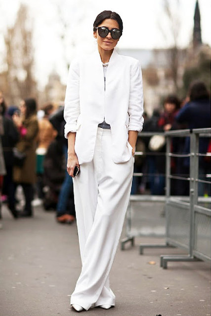 Tümden beyaz giyinecekseniz, renkli bir kolye ya da ayakkabı ile kombininizi hareketlendirmelisiniz.