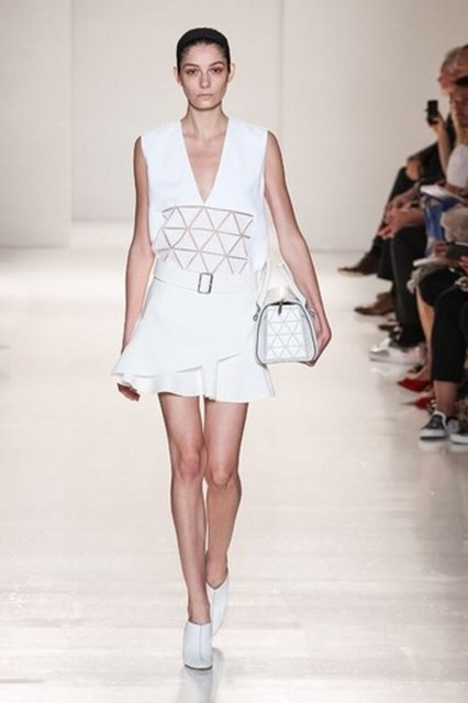 Baştan aşağı beyaz giyinmenin ve bu trendi doğru şekilde yansıtmanın da belli tüyoları var elbette.  - Bu tüyoları da paylaşacağım yazının ilerleyen bölümlerinde. -