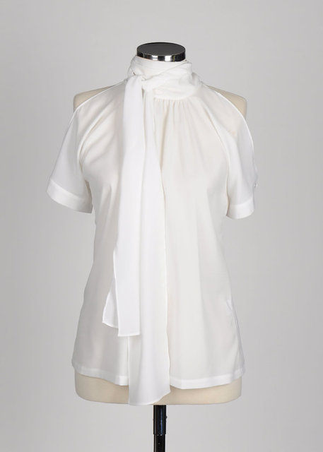 Kol detaylı boyundan bağlamalı beyaz bluz 279 TL. Marla