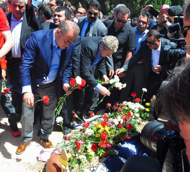 Demirören, Soma için yapılacaklar konusunda hemen Yönetim Kurulu'nu toplayıp görüşeceklerini de duyurdu. Milli Takım daha sonra ilçeden ayrıldı.