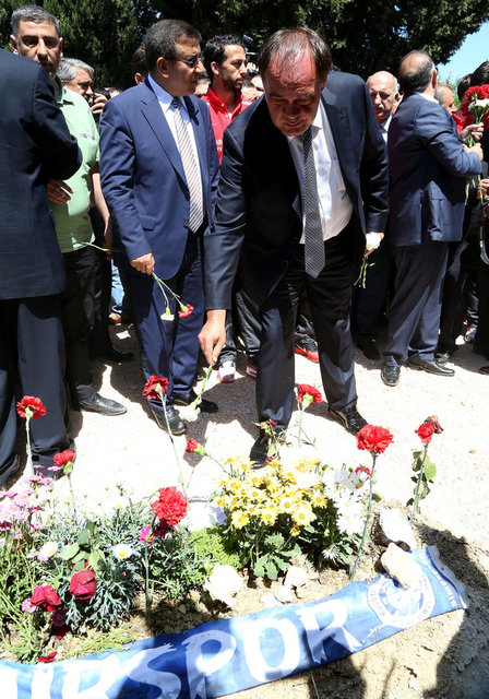 Soma Ulu Cami'deki mevlidin ardından takım otobüsüyle kömür ocağındaki faicada 11 madenciyi kurban veren Avdan mahallesine geçip, ailelerine taziye ziyaretinde bulundu. Fatih Terim ve futbolcular, ölen madencilere sarılıp, acılarını paylaştı.