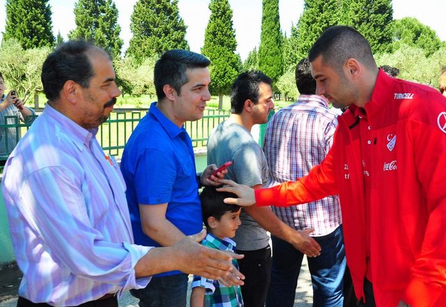 Berkay'ın başını okşayıp seven Milli Takım'ın teknik patronu Terim, daha sonra futbolcuların yanına gönderdi. Ölen madencinin babası Osman Korkmaz'a da sımsıkı sarılan Terim, "başsağlığı" diledi.