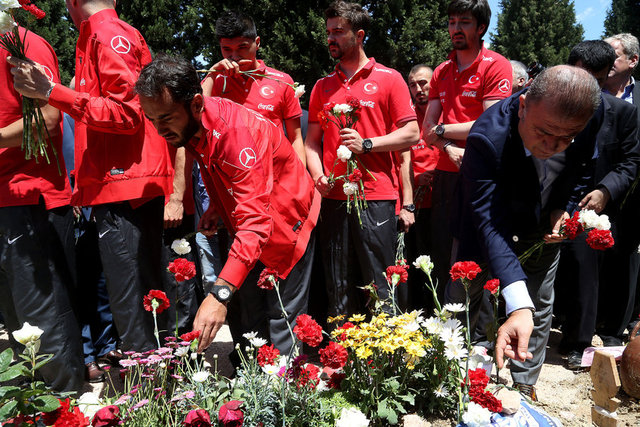 Madencilerin geride bıraktıkları çocuklarını da kucaklarına alıp, sevdi. Madenden 5 gün sonra cesedi çıkartılan Mustafa Korkmaz'ın evine gelindiğinde ise Milli Takım kafilesini, kapıda oğlu 10 yaşındaki Berkay Korkmaz karşıladı.