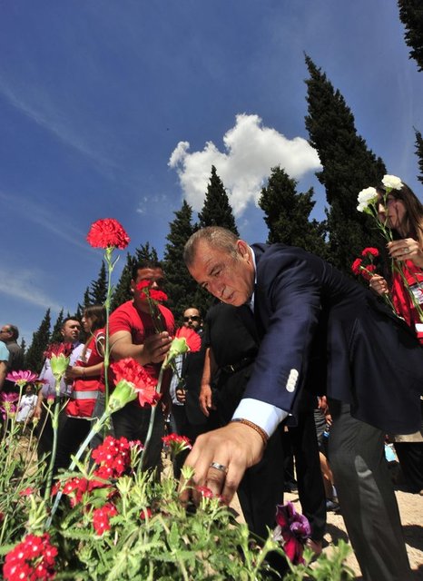 TÜRKİYE A Milli Futbol Takımı, 301 madencinin hayatını kaybettiği Manisa'nın Soma İlçesi'nde madencilerin ve halkın acısını paylaştı. - Şehit madencilerin mezarlarına karanfil bırakıp dua eden futbolculardan bazılarının gözyaşlarını tutamadığı görüldü.