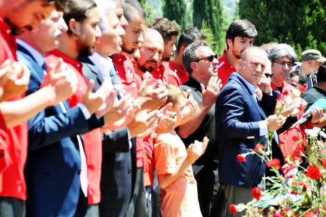 "Acılarımızı biraz olsun dindirebilirmiyiz diye geldik. Ama tüm heyet de acılı olarak dönüyoruz. Ateş düştüğü yeri değil düşmediği yeri de yaktı."