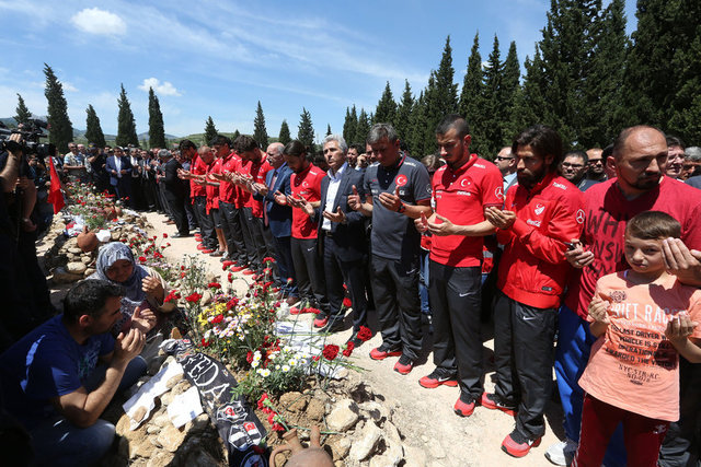"Böyle günlerde değil, bu ülke her zaman bir ve birlik olmaya alışkın bir ülkedir. Bu refleksimizi kazanmak zorundayız. Böyle acılar vesile olmadan da birarada olmalıyız."