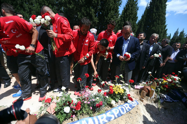 Federasyon Başkanı Yıldırım Demirören de Soma'da en büyük eğlencenin futbol olduğunu gördüklerini mutlaka destek olmak istediklerini, öncelikle bir futbol okulu açılabileceğini söyledi.