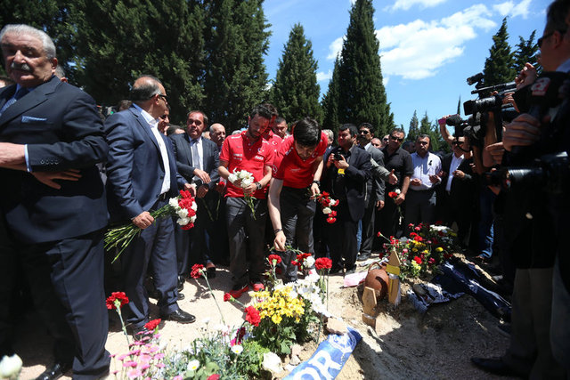 Heyet buradan özel otobüsle Soma'ya hareket etti. Milli Takım'ın şehit madencilerin mezarının bulunduğu Soma'daki Maden Şehitliği'ne gelişinde izdiham yaşandı.