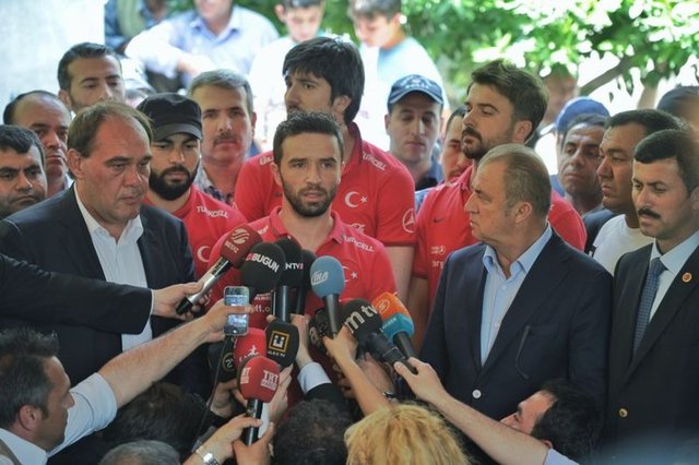 Kameraların karşısına ilk geçen Gökhan, "Gerçekten çok zor. Çok zor bir durumdalar. Ailelerinin direklerini kaybettiler. Acılarını paylaşıp acılarını biraz olsun dindirmeye çalıştık" dedi.