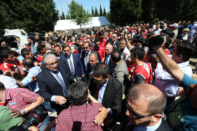 10 dakika kadar Maden Şehitliği'nda kalan Milli Takım camiye hareket ederken Fatih Terim, "Acımız çok büyük. Ulusumun acısı bizim de acımızdır. Bu bir milli bir acıdır" dedi.