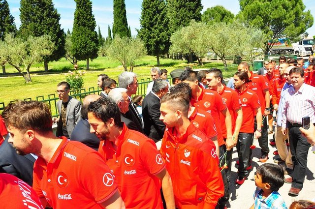 Kalabalık olan mezarlıkta futbolcular polisin yoğun güvenlik önlemleri arasında mezarların bulunduğu alana ulaşabildi. Madencilerin mezarı başına gelen futbolcular ve Teknik Direktör Fatih Terim mezarlara kırmızı beyaz karanfiller bıraktı.